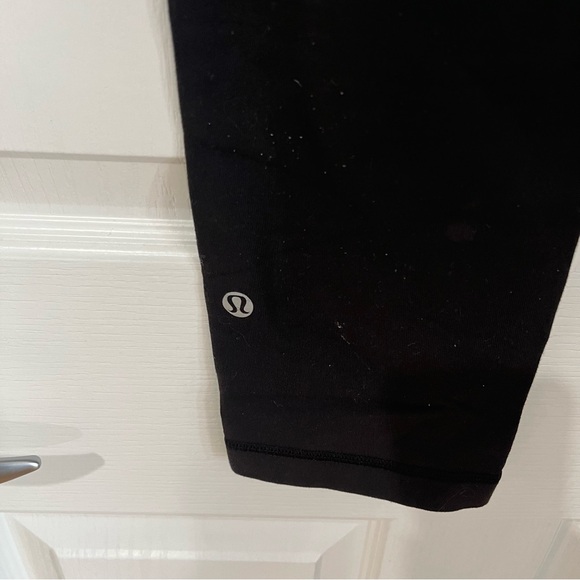 Lululemon black reversible leggings no size dot but they are a 6 - Picture 5 of 8